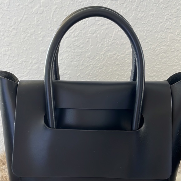 Quiet Luxury Black handbag with removable crossbody strap - Picture 7 of 15